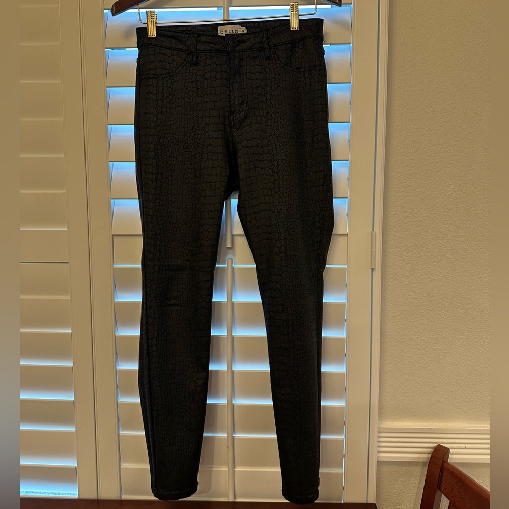 2/$30 NWOT Cello Black Croc Textured Skinny Jeans Size 9